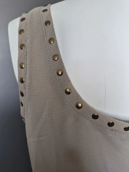 Dynamite Beige Stud-Trim Scoop Tank - Picture 3 of 4